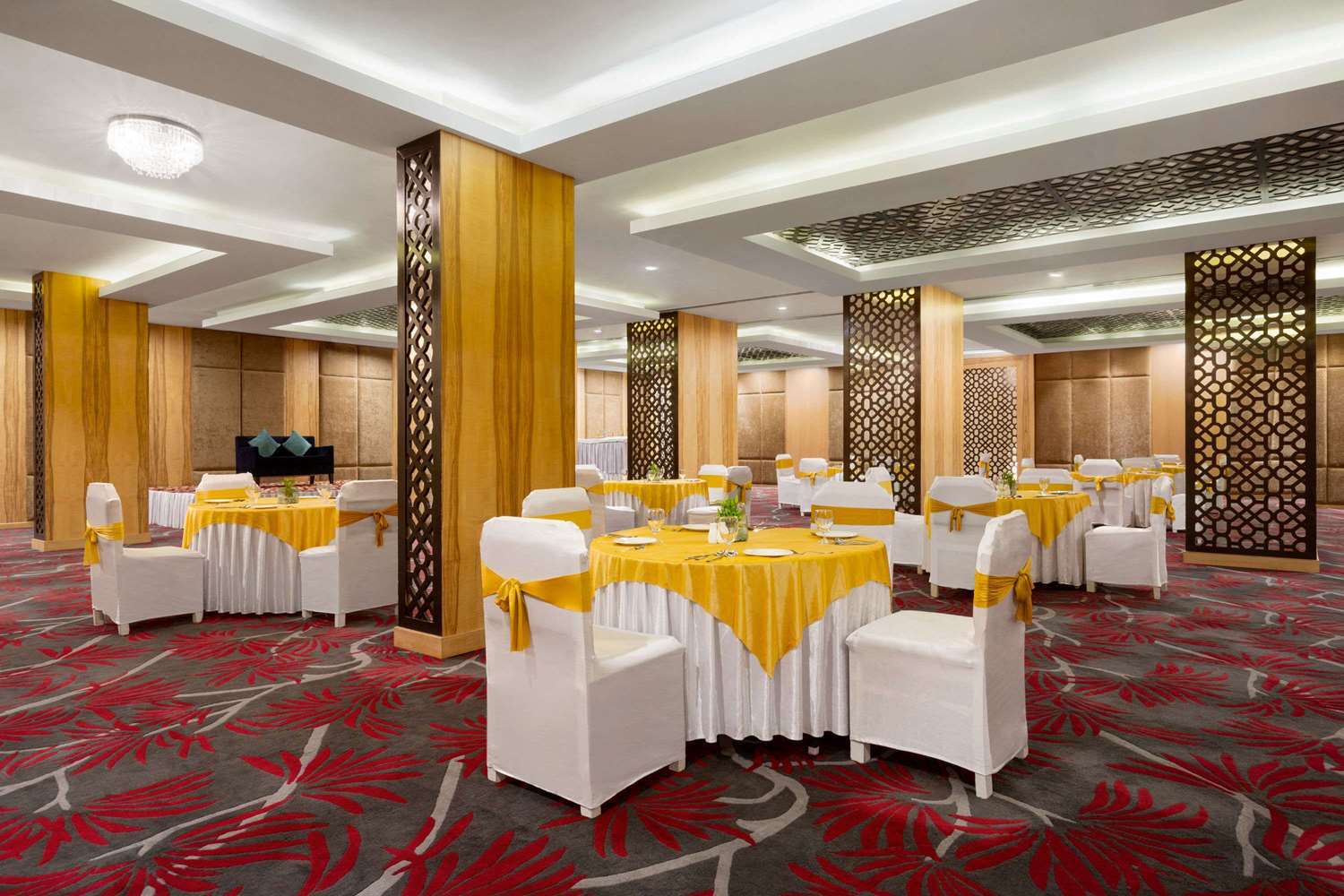 Hotel Ramada By Wyndham Dehradun Chakrata Road Exterior foto